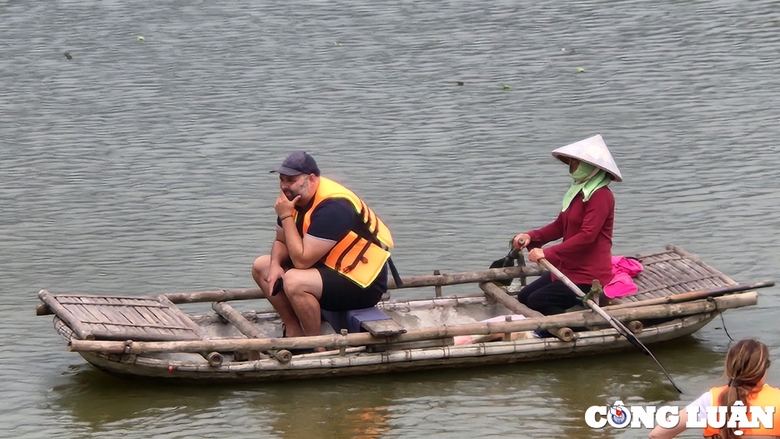 Du khách nước ngoài tại khung cảnh yên bình, hoang sơ đầm Vân Long.