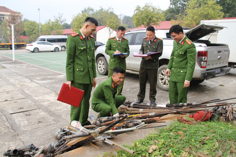 Công an các huyện thị xã thành phố bàn giao vũ khí, VLN,CCHT.JPG