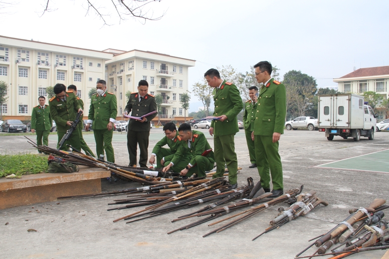 Công an các huyện thị xã thành phố bàn giao vũ khí, VLN,CCHT...JPG