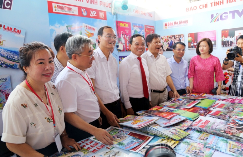 Phó Thủ tướng Chính phủ Trần Lưu Quang thăm khu trưng bày Báo đảng các tỉnh Tây Bắc..jpg