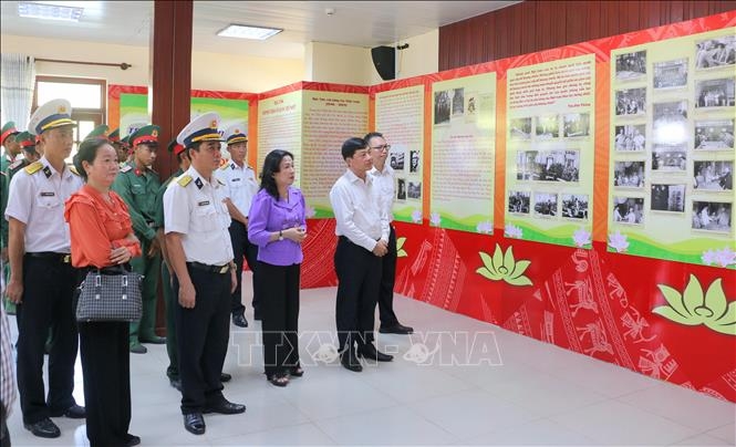 Đại biểu cùng đông đảo đoàn viên thanh niên, lực lực lượng vũ trang tham quan triển lãm.