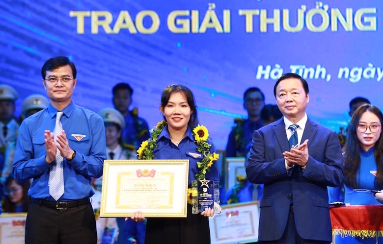 Phó Thủ tướng Trần Hồng Hà và Bí thư thứ nhất Trung ương Đoàn Bùi Quang Huy trao Giải thưởng Lý Tự Trọng năm 2024 cho cán bộ Đoàn tiêu biểu.