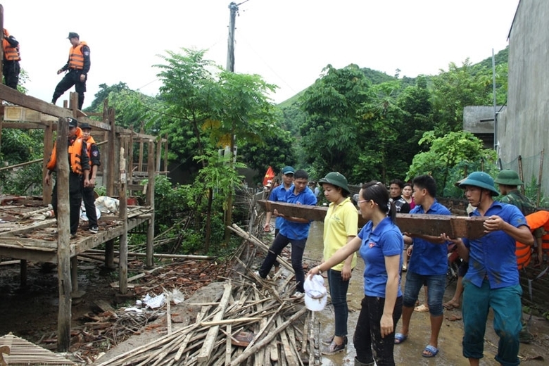 Thanh niên và các lực lượng tình nguyện giúp nhân dân vùng lũ dựng lại nhà cửa, ổn định cuộc sống. Ảnh minh họa: Báo Điện tử Đảng Cộng sản