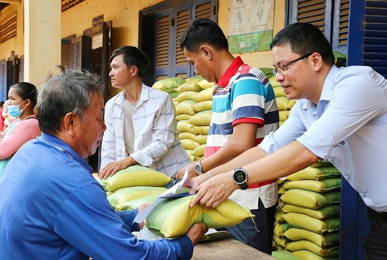 Người dân đến nhận gạo, một phần trong suất tặng phẩm của chương trình.