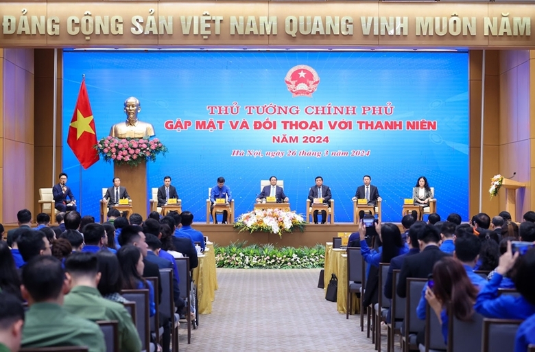 Tại buổi đối thoại, Thủ tướng và lãnh đạo các bộ, ngành trả lời các câu hỏi của thanh niên xoay quanh chủ đề &quot;Phát huy vai trò xung kích của thanh niên trong công cuộc chuyển đổi số quốc gia&quot;.