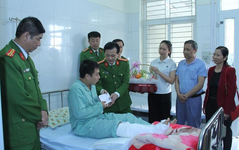 Đồng chí Đại tá Trần Quốc Huy phó giám đốc Công an tỉnh thăm hỏi, động viên cán bộ bị thương khi vây bắt đối tượng phạm tội về ma túy.JPG