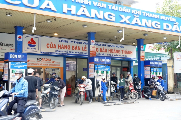 Khách hàng mua xăng tại một cửa hàng xăng dầu.