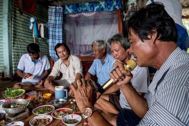 Tại Việt Nam và nhiều nước châu Á, karaoke đang trở thành &quot;đại dịch&quot; ám ảnh người dân và cơ quan chức năng.