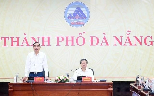 Ông Lê Trung Chinh, Chủ tịch UBND TP.Đà Nẵng (bên trái), cho biết mọi công tác chuẩn bị cho Đại hội thể thao học sinh Đông Nam Á lần thứ 13 đã và đang được Bộ GD-ĐT, UBND TP.Đà Nẵng kiểm tra, rà soát, bảo đảm đúng kế hoạch đề ra.