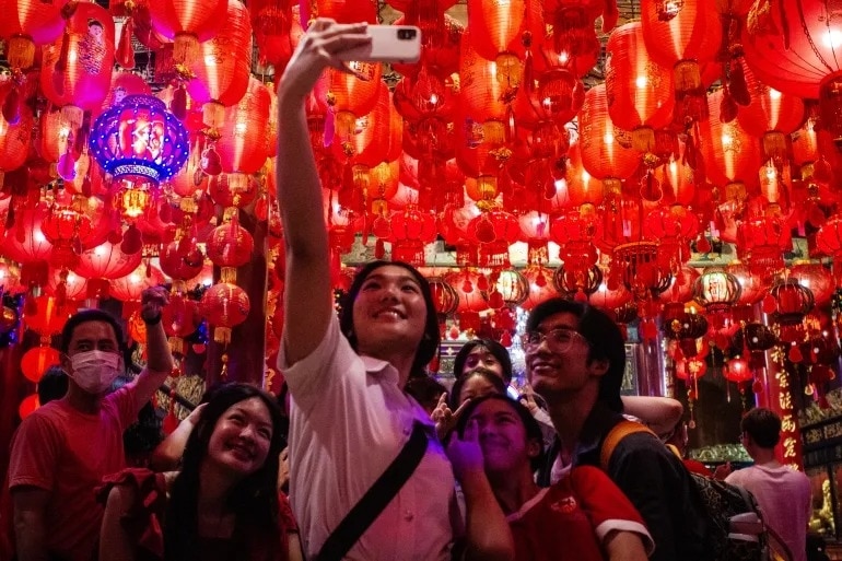 Đông đảo du khách dạo chơi trên đường Yaowarat, Bangkok (Thái Lan) dịp tết Nguyên đán.