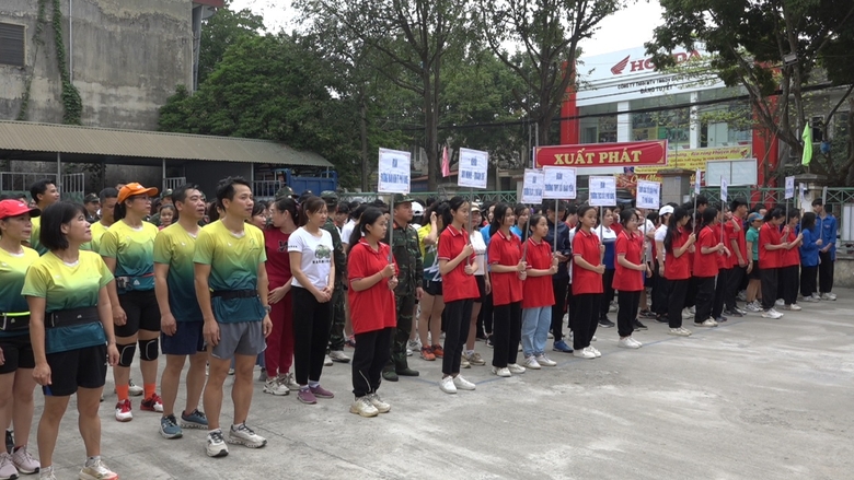 Cán bộ công chức, viên chức, lực lượng vũ trang, học sinh, đoàn viên thanh thiên tham gia ngày chạy Olympic.jpg