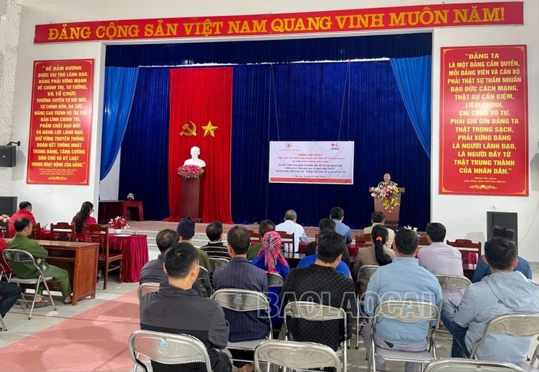 Quang cảnh trao tiền hỗ trợ.jpeg