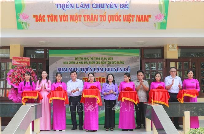 Cắt băng khai mạc Triển lãm ảnh chuyên đề “Bác Tôn với Mặt trận Tổ quốc Việt Nam”.