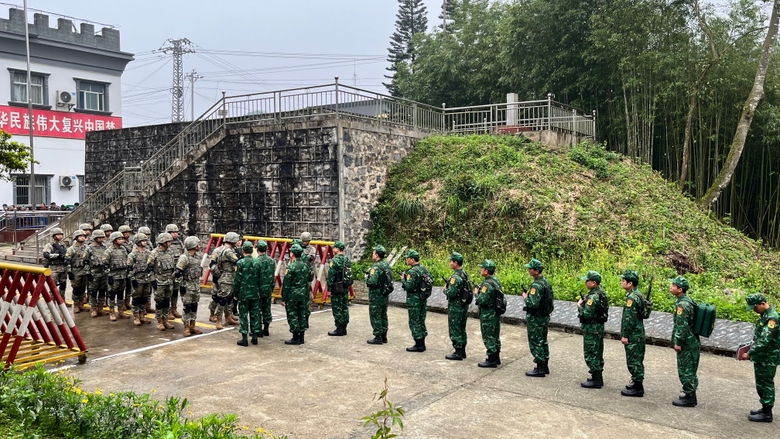 Đội hình tuần tra song phương của Đồn Biên phòng Mường Khương và Trạm Hội ngộ hội đàm Hà Khẩu.jpg