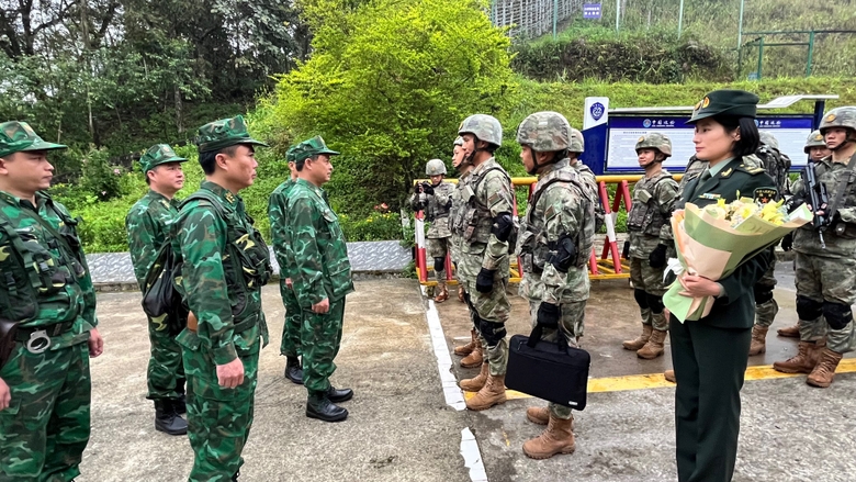 Chỉ huy trưởng tuần tra của hai bên gặp gỡ tại vạch phân định đường biên giới cửa khẩu Mường Khương.jpg