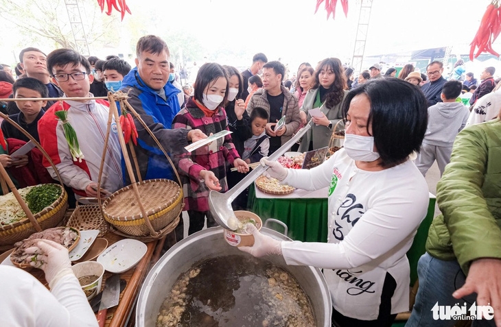 Hàng vạn người đến gala Ngày của phở ở Nam Định năm 2022 để thưởng thức phở khắp mọi miền.