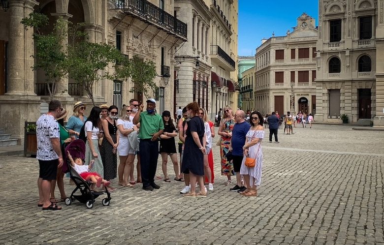 Khách du lịch Nga tham quan thủ đô La Habana, Cuba.