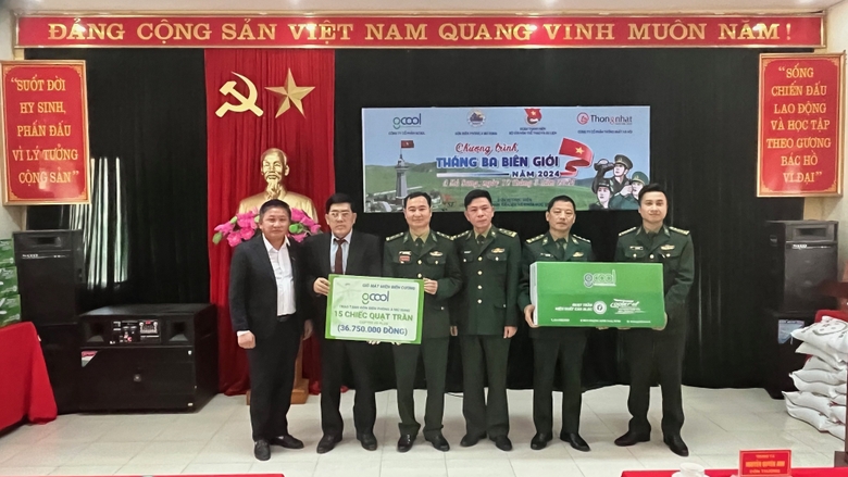 Đại diện Nhà tài trợ và Hãng Phim tài liệu và Khoa học Trung ương tặng quà cho đồn Biên phòng.jpg