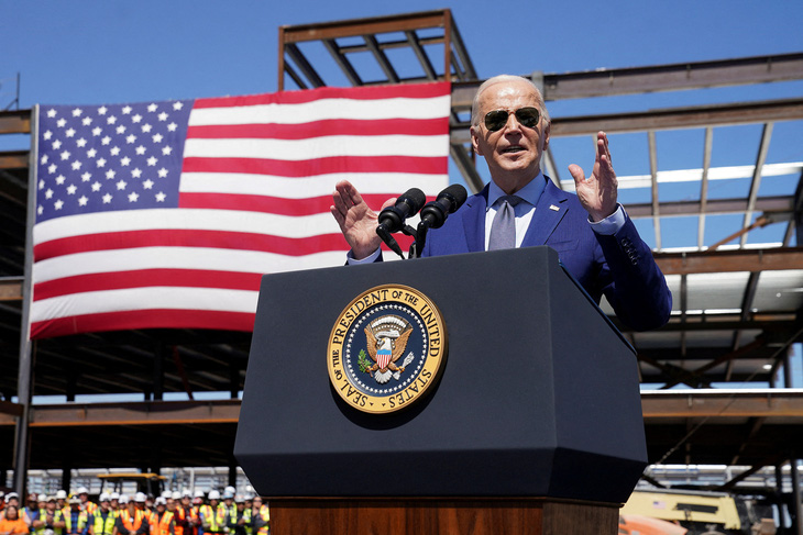 Tổng thống Mỹ Joe Biden phát biểu tại cơ sở dự án của Intel ở bang Arizona ngày 20/3.