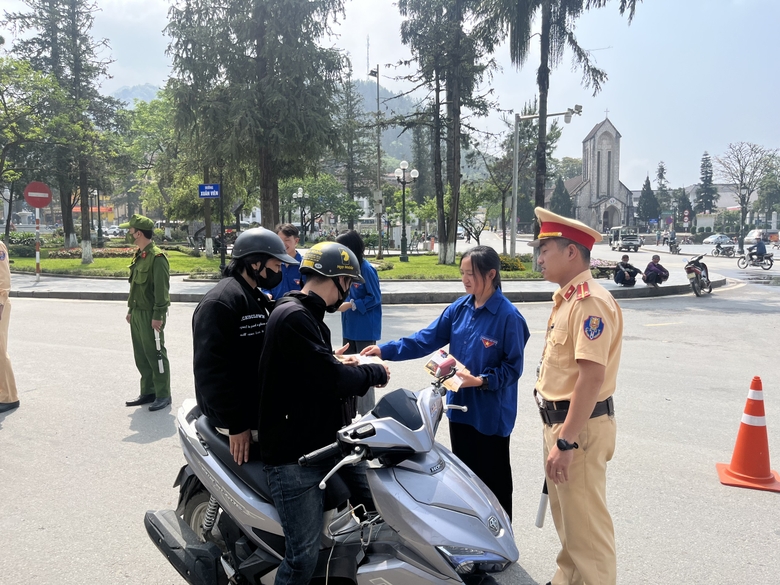 Lực lượng Đoàn viên thanh niên tức trực các chốt để tuyên truyền, nhắc nhở người dân tuân thủ đúng luật ATGT.jpg