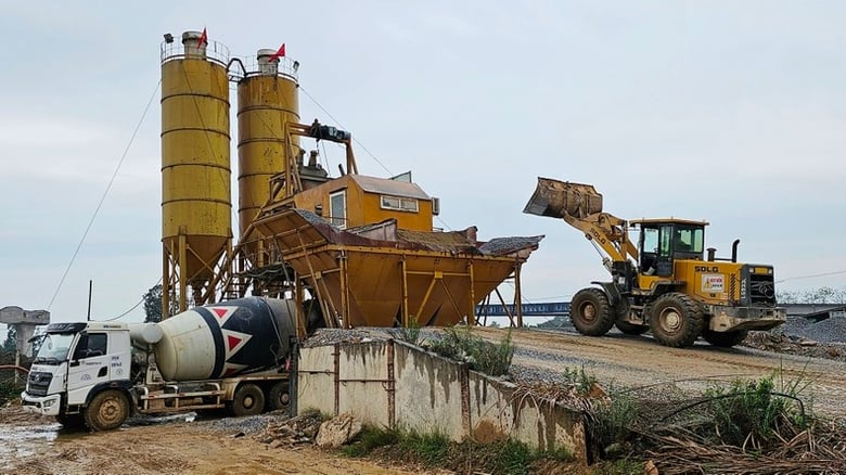 Lắp đặt trạm trộn bê-tông tại chân công trình, tạo thêm thuận lợi cho nhà thầu đẩy nhanh tiến độ thi công các công trình xây dựng.