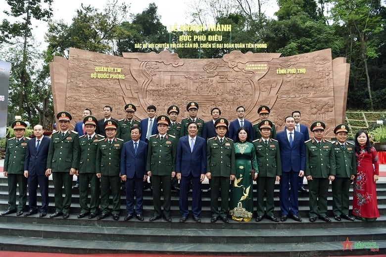 Các đại biểu dự Lễ khánh thành Bức phù điêu “Bác Hồ nói chuyện với cán bộ, chiến sĩ Đại đoàn Quân Tiên Phong”.