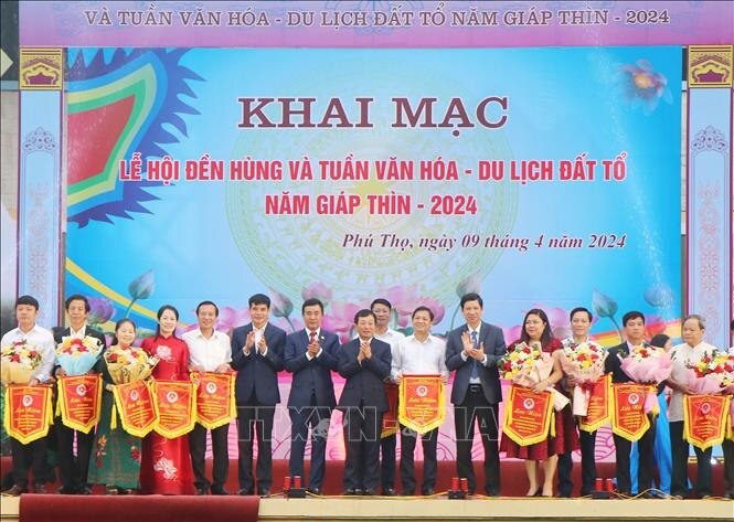 Lãnh đạo tỉnh Phú Thọ tặng hoa và cờ lưu niệm cho các đoàn tham gia hoạt động tại Lễ hội Đền Hùng và Tuần Văn hóa - Du lịch Đất Tổ năm Giáp Thìn - 2024. Ảnh: Tạ Toàn/TTXVN