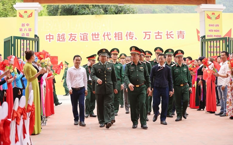 Đoàn công tác của Bộ Quốc phòng kiểm tra công tác chuẩn bị cho lễ khánh thành Nhà văn hóa hữu nghị Bản Phiệt..JPG