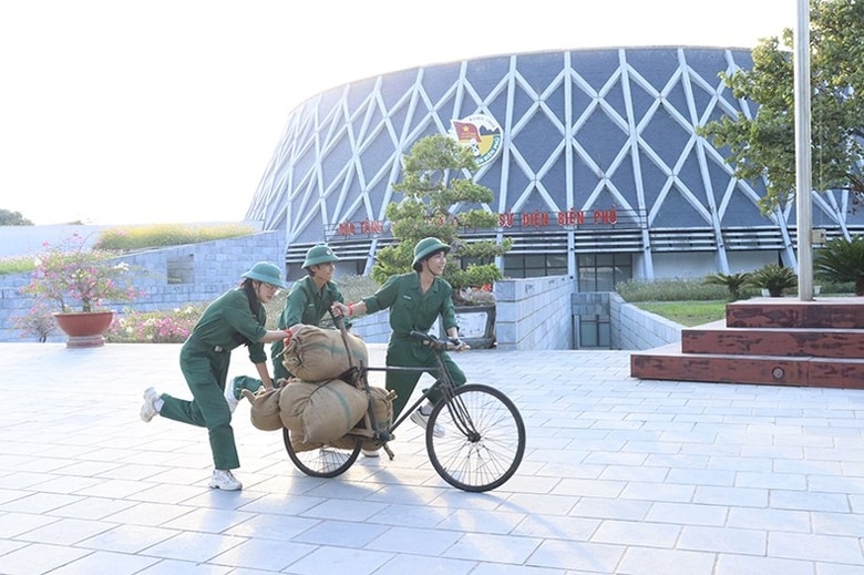 Học sinh tham gia chương trình trải nghiệm “Chúng em làm chiến sĩ Điện Biên”.