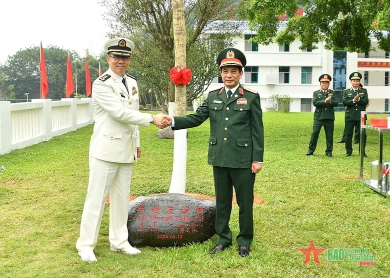 Bộ trưởng Bộ Quốc phòng hai nước trồng cây hữu nghị tại Đại đội 27, Lữ đoàn Biên phòng 314. Ảnh: TRỌNG HẢI