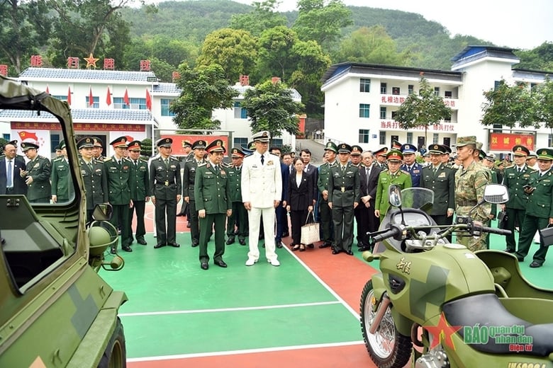 Bộ trưởng Phan Văn Giang và Bộ trưởng Đổng Quân cùng các đại biểu tham quan khu trưng bày phương tiện kỹ thuật và hậu cần trang bị của Đại đội 27. Ảnh: TRỌNG HẢI