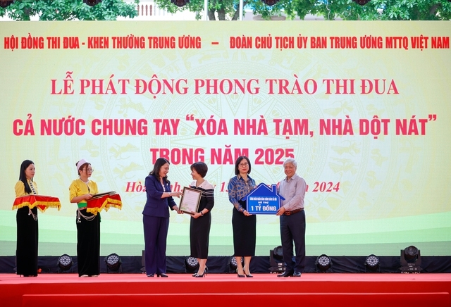 Chủ tịch Uỷ ban Trung ương MTTQ Việt Nam Đỗ Văn Chiến tiếp nhận ủng hộ của các doanh nghiệp, tổ chức cho Phong trào thi đua “Xóa nhà tạm, nhà dột nát” trong cả nước; Quyền Chủ tịch nước Võ Thị Ánh Xuân trao thư cảm ơn tại Lễ phát động - Ảnh: VGP/Nhật Bắc