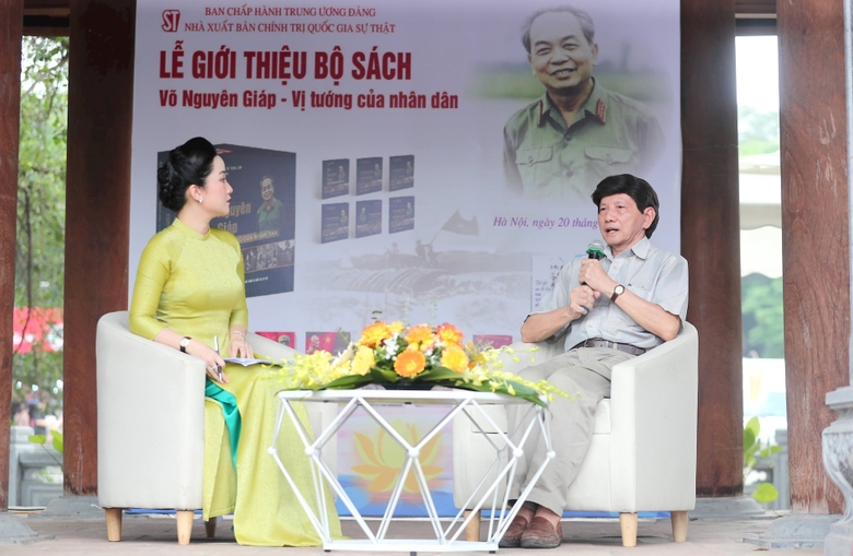 Đại tá Trịnh Nguyên Huân, nguyên Thư ký của Đại tướng Võ Nguyên Giáp giao lưu với độc giả.