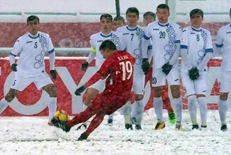 Siêu phẩm &apos;Cầu vồng tuyết&apos; được Quang Hải thực hiện vào lưới U23 Uzbekistan ở giải U23 châu Á 2018.