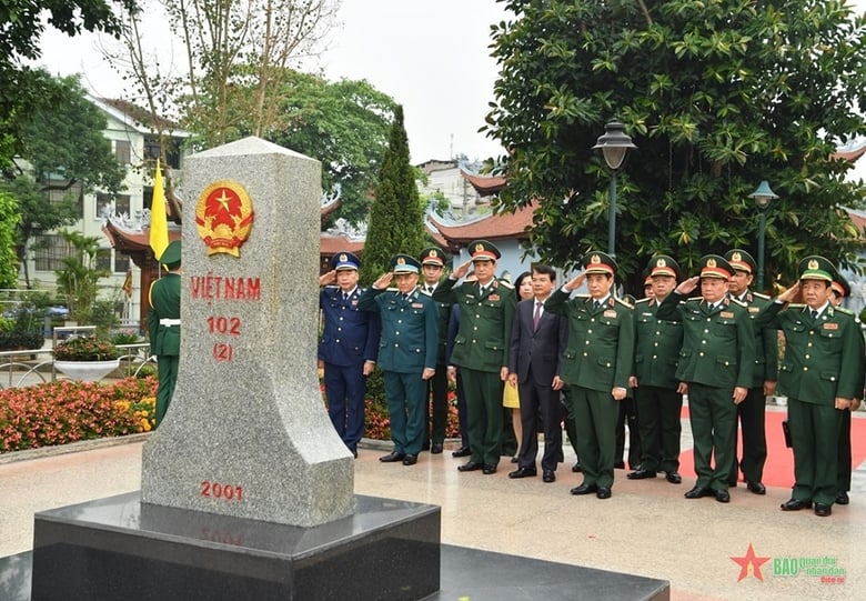 Bộ trưởng Phan Văn Giang và Đoàn đại biểu cấp cao Bộ Quốc phòng Việt Nam chào cột mốc chủ quyền quốc gia tại Cửa khẩu Quốc tế Lào Cai trước khi sang Trung Quốc tham gia các hoạt động giao lưu. Ảnh: TRỌNG HẢI