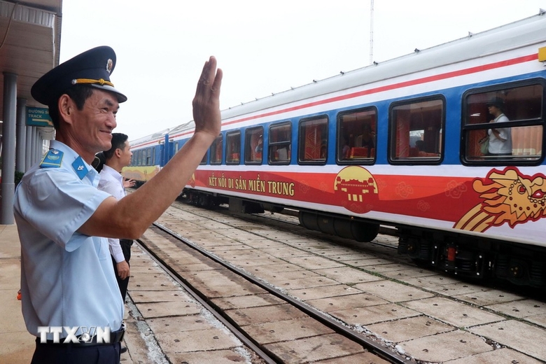 Chuyến tàu "Kết nối di sản miền Trung" di chuyển từ Ga Huế vào Ga Đà Nẵng.