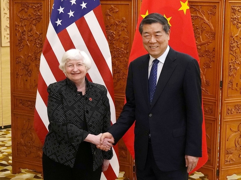 Phó Thủ tướng Trung Quốc Hà Lập Phong (phải) trong cuộc gặp Bộ trưởng Tài chính Mỹ Janet Yellen tại Quảng Châu, tỉnh Quảng Đông, ngày 5/4/2024.