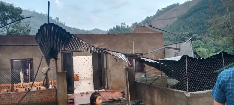 Dông, lốc gây thiệt hại cho một số hộ dân ở huyện Văn Bàn tối 24/4. Ảnh địa phương cung cấp