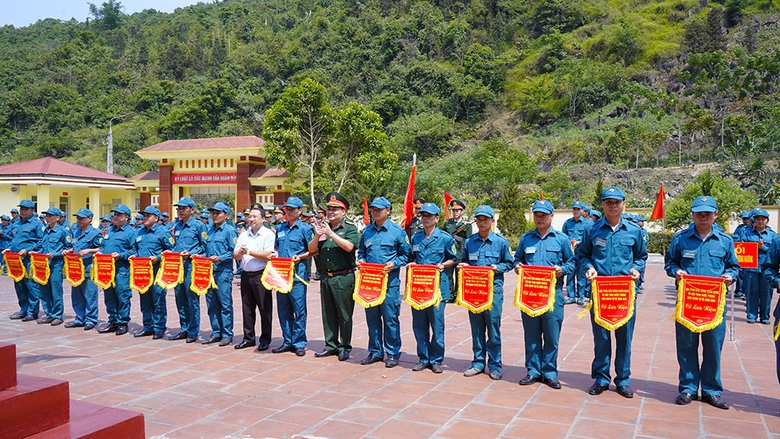 Ban tổ chức Hội thao, hội thi trao cờ lưu niệm cho các đơn vị tham gia.JPG