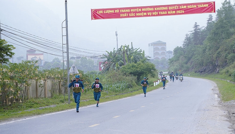 Các vận động viên thi chạy vũ trang.JPG