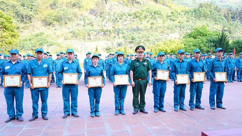 Ban tổ chức Hội thao, Hội thi trao giải cho các tập thể, cá nhân.JPG