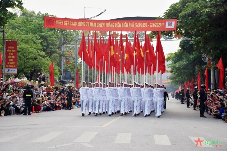 Khối cờ Đảng, cờ Tổ quốc diễu hành trên các tuyến phố chính của thành phố Điện Biên Phủ.