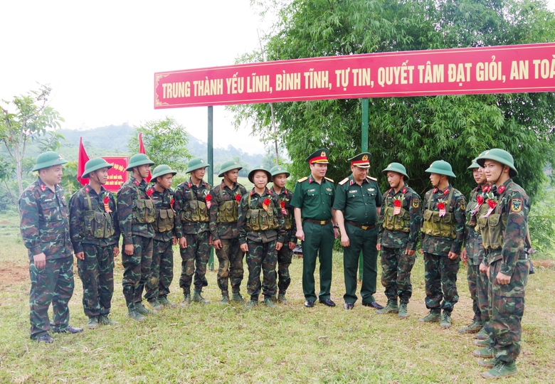 Thiếu tướng Trần Anh Du, Phó Tư lệnh Quân khu 2 và thủ trưởng Bộ Chỉ huy Quân sự tỉnh trò chuyện, động viên chiến sĩ mới nhập ngũ năm 2024.