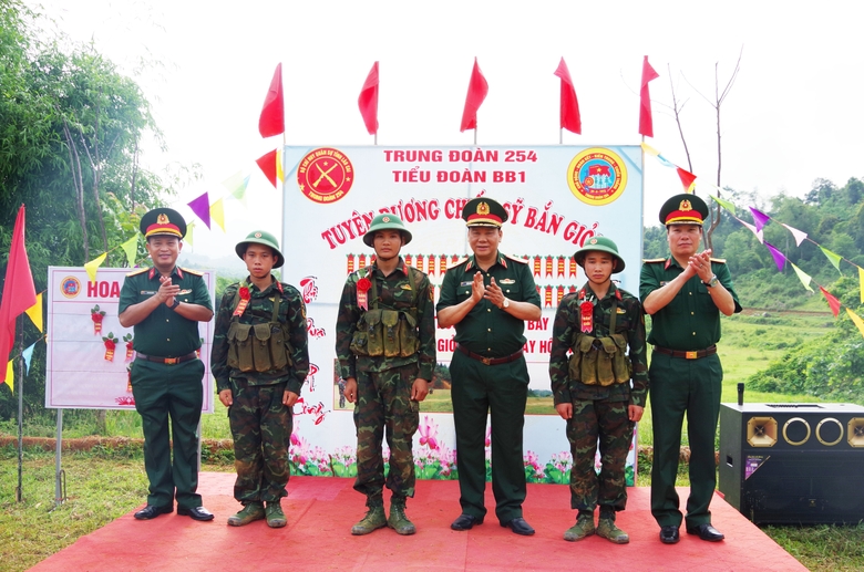 Thiếu tướng Trần Anh Du, Phó Tư lệnh Quân khu 2 và thủ trưởng Bộ Chỉ huy Quân sự tỉnh tặng “Hoa bắn giỏi” cho chiến sĩ mới.