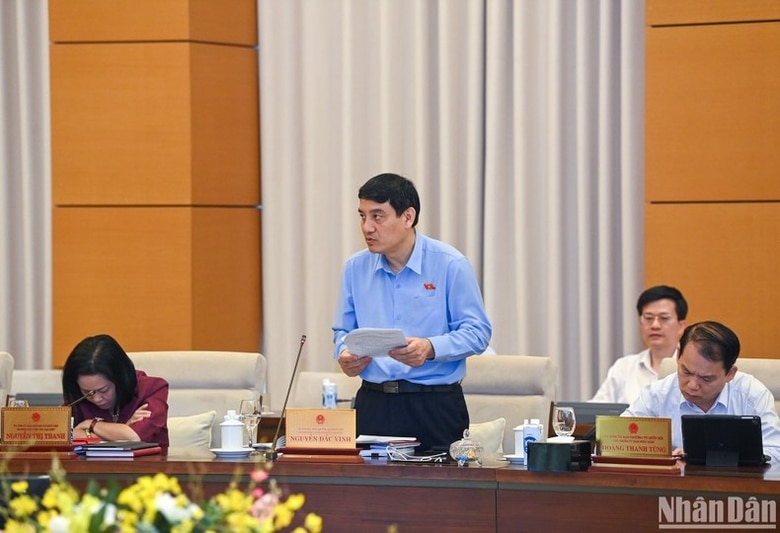 Chủ nhiệm Ủy ban Văn hóa, Giáo dục của Quốc hội Nguyễn Đắc Vinh trình bày báo cáo thẩm tra tại phiên họp.