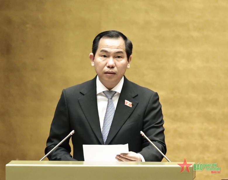 Chủ nhiệm Ủy ban Tài chính, Ngân sách của Quốc hội Lê Quang Mạnh trình bày Báo cáo của Đoàn giám sát về thực hiện chính sách hỗ trợ Chương trình phục hồi, phát triển kinh tế-xã hội và một số dự án quan trọng quốc gia. Ảnh: TRỌNG HẢI