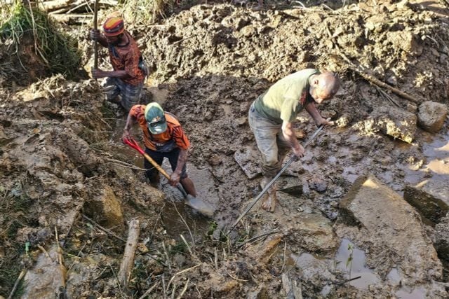 Người dân đào bới đống đổ nát tại hiện trường vụ lở đất ở làng Yambali, vùng Maip Mulitaka, tỉnh Enga, Papua New Guinea, ngày 27/5.