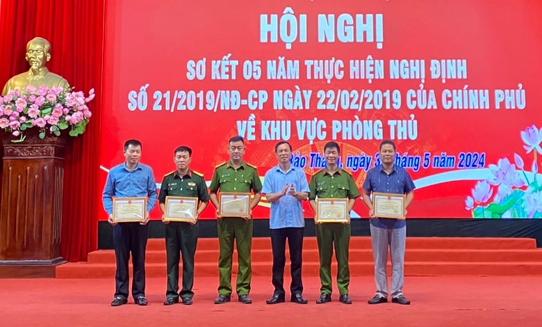 trao giấy khen cho các tập thể.jpg