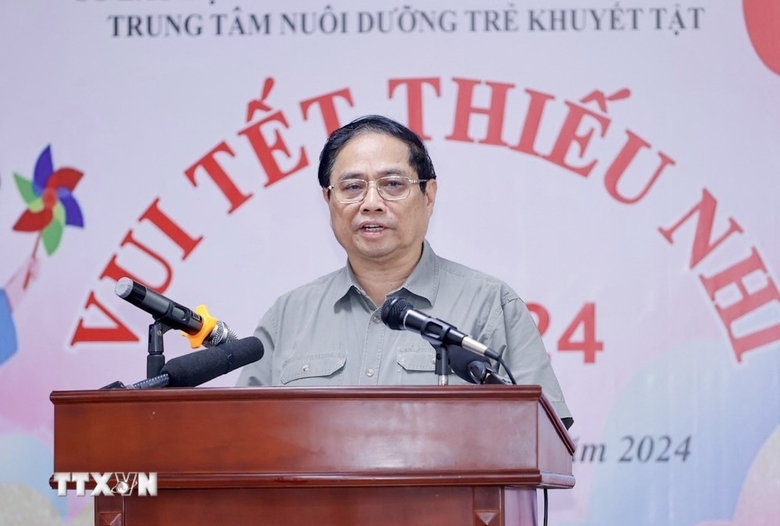 Thủ tướng Phạm Minh Chính động viên trẻ em khuyết tật tại Trung tâm Nuôi dưỡng trẻ khuyết tật Hà Nội.