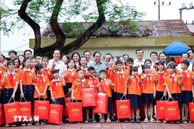 Thủ tướng Phạm Minh Chính tặng quà cho trẻ em tại Trung tâm Nuôi dưỡng trẻ khuyết tật Hà Nội.